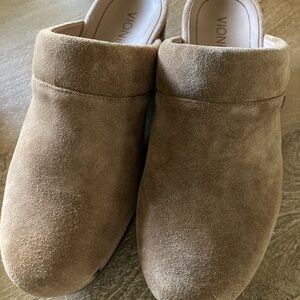Vionic tan suede clogs brand new size 9
